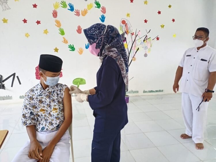 VAKSINASI MADRASAH. Vaksinator menyuntikkan vaksin Sinovac kepada siswa Madrasah Aliah Negeri (MAN) Insan Cendekia Lampung Timur, beberapa waktu lalu. Madrasah tersebut kini telah menggelar pembelajaran tatap muka terbatas. DOK MAN IC