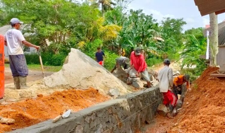 Warga Gotongroyong Perbaiki Fasum