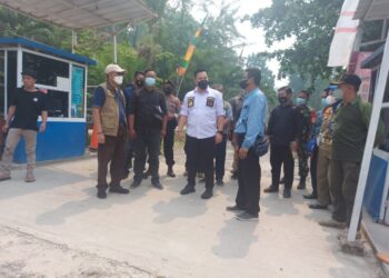 Bupati Pesawaran Dendi Ramadhona (baju putih) dan rombongan mengecek secara langsung penerapan protokol kesehatan (prokes) di tempat wisata yang ada di Pesawaran, Minggu, 10 Oktober 2021. (dok)