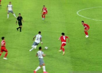 Pemain Persis Solo nomor punggung 9, Alberto Goncalves, mengontrol bola dan diadang pemain nomor punggung 4 Persijap, M Ilham, dalam pertandingan Grup C Kompetisi Liga 2 Musim 2021 di Stadion Manahan Solo, Selasa (5/10).
(ANTARA/BAMBANG DWI MARWOTO)