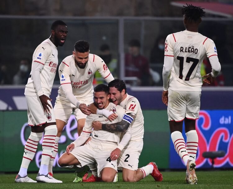 Gelandang AC Milan Ismael Bennacer (tengah) melakukan selebrasi dengan rekan setimnya setelah mencetak gol dalam pertandingan sepak bola Serie A Italia antara Bologna dan AC Milan di Stadion Renato-Dall'Ara di Bologna, Minggu (24/10).
(AFP/MARCO BERTORELLO)