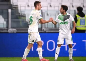 Selebrasi gelandang Sassuolo, Davide Frattesi (kiri), usai mencetak gol saat pertandingan melawan Juventus, Rabu (27/10).
(AFP/MARCO BERTORELLO)