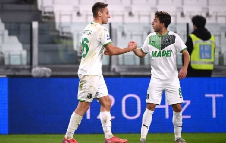 Selebrasi gelandang Sassuolo, Davide Frattesi (kiri), usai mencetak gol saat pertandingan melawan Juventus, Rabu (27/10).
(AFP/MARCO BERTORELLO)