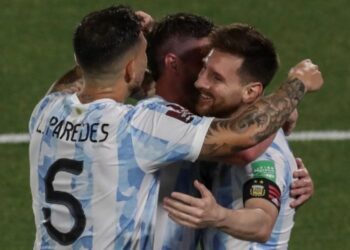 Selebrasi para pemain Argentina usai membobol gawang Uruguay.(AFP/ALEJANDRO PAGNI)