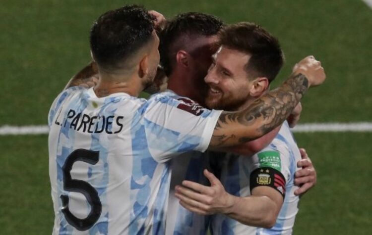 Selebrasi para pemain Argentina usai membobol gawang Uruguay.(AFP/ALEJANDRO PAGNI)