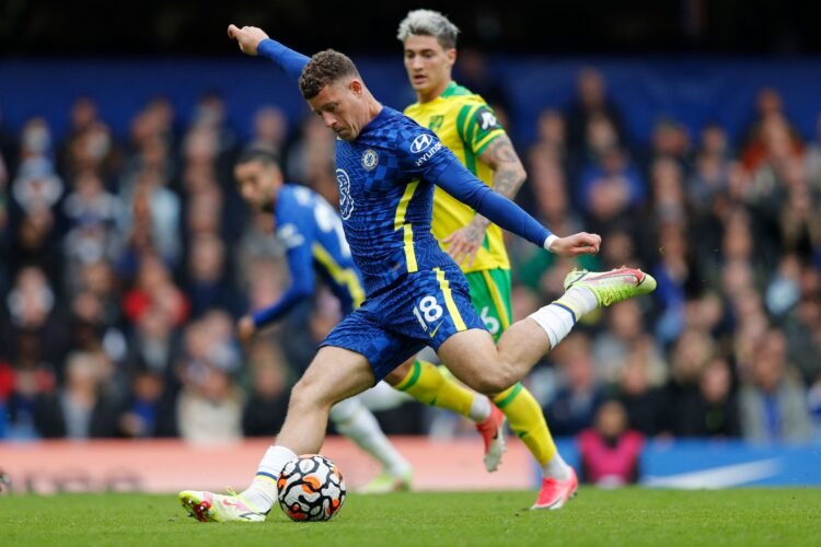 Gelandang Chelsea Ross Barkley melakukan tembakan saat pertandingan sepak bola Liga Inggris antara Chelsea dan Norwich City di Stamford Bridge di London, Minggu (24/10).
(AFP/ADRIAN DENNIS)