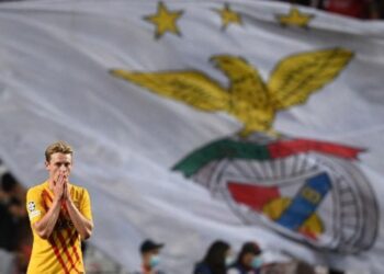 Ekspresi kekecewaan gelandang Barcelona, Frenkie de Jong, usai melihat timnya kalah dari Benfica.(PATRICIA DE MELO MOREIRA)