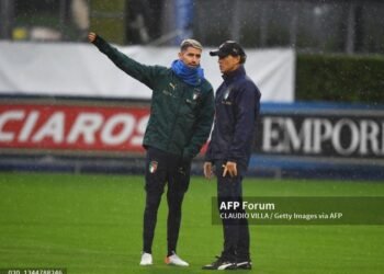 Gelandang Italia, Jorginho, berdiskusi dengan pelatih Italia, Roberto Mancini.(AFP/CLAUDIO VILLA)