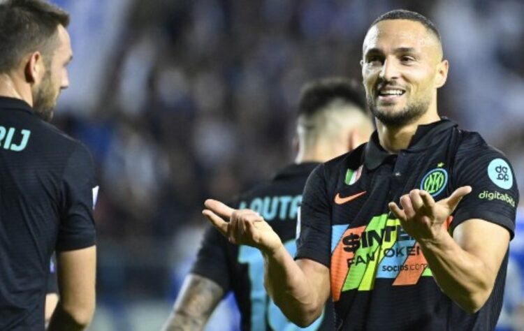 Bek Inter Milan, Danilo D'Ambrosio, merayakan golnya saat menghadapi Empoli.
(AFP/ALBERTO PIZZOLI)