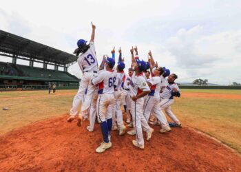 TIM BISBOL PUTRA LAMPUNG KE FINAL. Tim Bisbol Putra Lampung melakukan selebrasi usai memastikan tiket final pada Pekan Olahraga Nasional (PON) XX Papua, Jumat (1/10). Tim Bisbol Lampung melaju ke final usai mengalahkan Banten dengan skor telak 10-0.
n DOK FIRDAUS FADLIL/PAKPOK INDONESIA