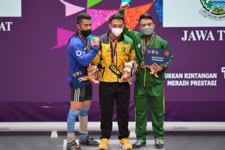 Lifter putra Lampung Halim Setiawan (kanan), lifter Sumatera Barat Pardani (kiri) dan lifter Jawa Timur Joni Susanto (kanan) berfoto bersama saat upacara pengalungan medali angkat besi kelas 61 kg PON Papua di Auditorium Universitas Cenderawasih, Kota Jayapura, Papua, Rabu (6/10/2021). Lifter putra Lampung Halim Setiawan berhasil meraih medali emas dengan total angkatan 284 Kg sementara medali perak diraih lifter Sumatera Barat Pardani dengan total angkatan 276 Kg dan medali perunggu diraih lifter Jawa Timur Joni Susanto dengan total angkatan 274 Kg. (ANTARA)