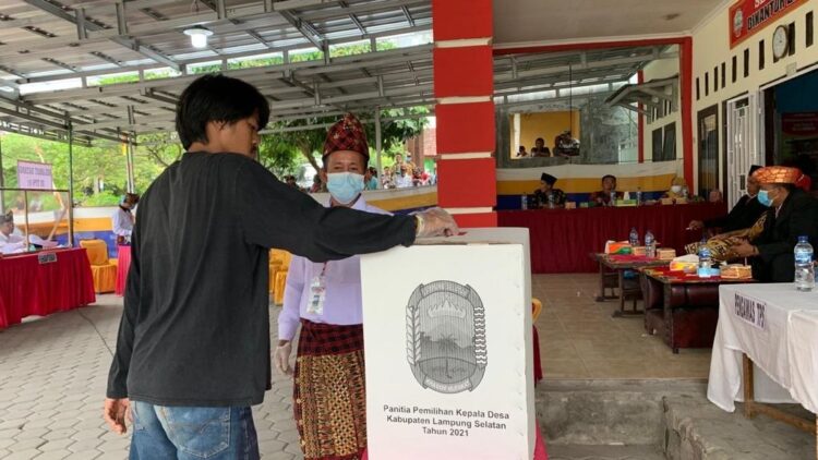 PELAKSANAAN PILKADES SERENTAK DI LAMPUNG SELATAN. (atas) Warga memasukkan surat suara ke dalam kotak saat pemilihan kepala desa (pilkades) serentak di Desa Palasaji, Kecamatan Palas, Lampung Selatan, kamis (28/10). (bawah) Bupati Lampung Selatan Nanang Ermanto saat meninjau pelaksanaan pilkades serentak 2021 di Desa Sukanegara, Kecamatan Tanjungbintang, Lampung Selatan, Kamis (28/10).
n LAMPUNG POST/ARMANSYAH/SUKISNOPELAKSANAAN PILKADES SERENTAK DI LAMPUNG SELATAN. (atas) Warga memasukkan surat suara ke dalam kotak saat pemilihan kepala desa (pilkades) serentak di Desa Palasaji, Kecamatan Palas, Lampung Selatan, kamis (28/10). (bawah) Bupati Lampung Selatan Nanang Ermanto saat meninjau pelaksanaan pilkades serentak 2021 di Desa Sukanegara, Kecamatan Tanjungbintang, Lampung Selatan, Kamis (28/10).
n LAMPUNG POST/ARMANSYAH/SUKISNO
