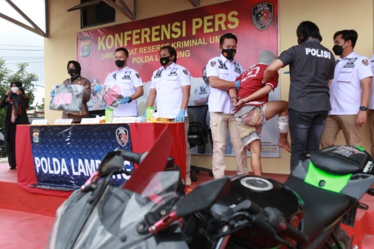PELAKU PENJAMBRETAN. Wadirkrimum Polda Lampung, AKBP Rizal Marito saat konferensi pers pelaku jambret di Mapolda Lampung, Itera, Lampung Selatan, Rabu (6/10). Pelaku berinisial MF diamankan atas dugaan pencurian dengan kekerasan (jambret) yang menyebabkan meninggalnya Susiwati (75) di Pasar Tugu, Bandar Lampung, Rabu (1/9) lalu.
(LAMPUNG POST/ZAINUDDIN)