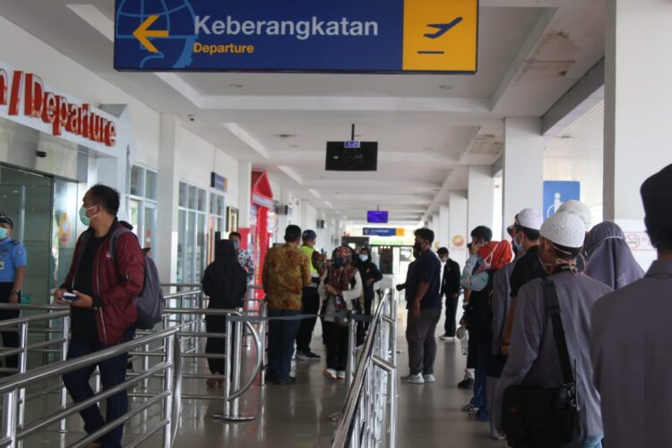 BANDARA RADIN INTEN II LAMPUNG SELATAN. Suasana di terminal keberangkatan Bandara Radin Inten II Lampung Selatan, beberapa waktu yang lalu. Pemprov Lampung terus melakukan pengembangan kawasan kesehatan di Bandara Radin Inten II. Salah satunya dengan rencana pembangunan rumah sakit internasional. LAMPUNG POST/SUKISNO