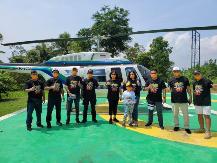 HELIKOPTER WISATA PUNCAK MAS. Pengunjung Puncak Mas, Sukadanham, Bandar Lampung, sebelum menaiki helikopter di kawasan wisata tersebut, Minggu (24/10). Puncak Mas menghadirkan wahana berkeliling Kota Bandar Lampung menggunakan helikopter, ini merupakan wisata pertama di Bandar Lampung.
ISTIMEWA