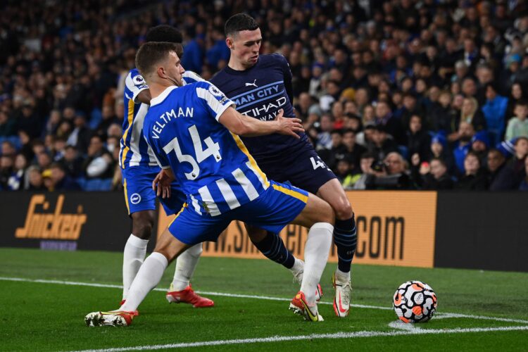 MANCHESTER CITY KALAHKAN BRIGHTON & HOVE ALBION 4-1. Gelandang Manchester City Phil Foden (kanan) berusaha melewati bek Brighton & Hove Albion Joel Veltman (kiri) saat pertandingan sepak bola Liga Premier Inggris antara Brighton and Hove Albion dan Manchester City di American Express Community Stadium, Brighton, Inggris, Minggu (24/10). Manchester City menghajar Brighton & Hove Albion 4-1  pada pertandingan tersebut.
AFP/GLYN KIRK