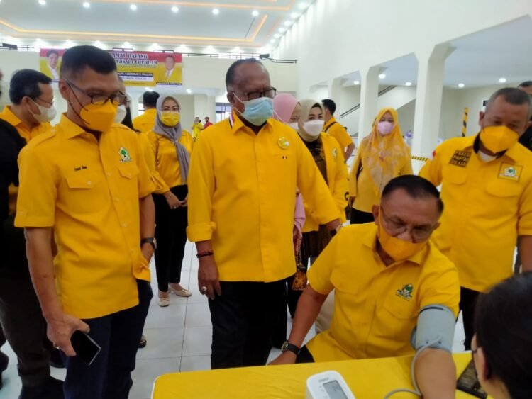 TINJAU VAKSINASI. Sekretaris Jendral DPP Partai Golkar Hi Lodewijk F Paulus, Sekretaris DPD Partai Golkar Lampung Ismet Roni dan jajaran saat meninjau pelaksanaan vaksinasi dosis II di kantor DPD Partai Golkar Lampung, Kamis (21/10). Foto: Eka Setiawan