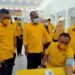 TINJAU VAKSINASI. Sekretaris Jendral DPP Partai Golkar Hi Lodewijk F Paulus, Sekretaris DPD Partai Golkar Lampung Ismet Roni dan jajaran saat meninjau pelaksanaan vaksinasi dosis II di kantor DPD Partai Golkar Lampung, Kamis (21/10). Foto: Eka Setiawan