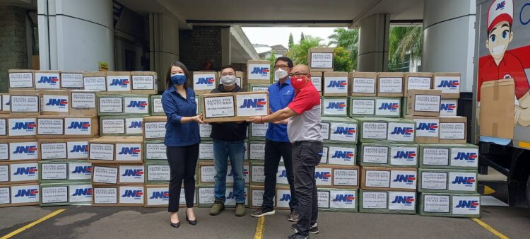 Dompet Kemanusiaan (DK) Media Group (MG) bekerja sama dengan Benihbaik.com kembali menerima bantuan dari Alpha JWC Ventures dan HS CHau Foundation berupa 100 ribu masker KF95, Kamis (28/10/2021).