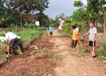 Warga Desa Merakbatin Gotong-royong Buka Jalan