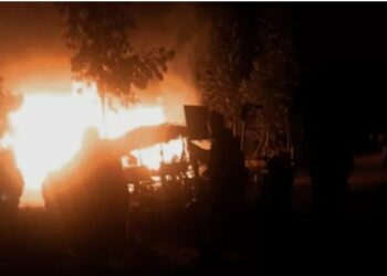 Pos timbangan di Distrik Selaro Desa Pengkalan Bayat, Kecamatan Bayung Lencir, Kabupaten Musi Banyuasin, Sumatera Selatan diduga dibakar oleh ratusan orang tidak dikenal, Selasa (19/10/2021).Antara