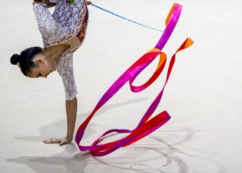 Pesenam Lampung Sutjiati K Narendra beraksi dalam nomor pita senam ritmik final perorangan serbabisa putri PON XX Papua di Istora Papua Bangkit, Kampung Harapan, Kabupaten Jayapura, Papua, Kamis, 7 Oktober 2021. (ANTARA FOTO/M RISYAL HIDAYAT)