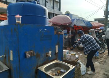 Tempat cuci tangan yang berada di area Pasar Tugu, Bandar Lampung, sudah berbulan-bulan tak diisi air. Sehingga membuat para pengunjung dan pembeli tidak lagi mencuci tangan saat beraktivitas di pasar.