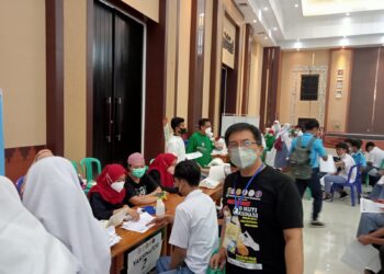 Vaksinasi lima organisasi profesi dokter ramai didatangi oleh pelajar se-Kota Metro. Lampost.co/Bambang Pamungkas