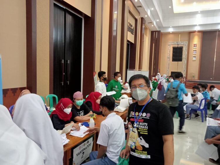 Vaksinasi lima organisasi profesi dokter ramai didatangi oleh pelajar se-Kota Metro. Lampost.co/Bambang Pamungkas
