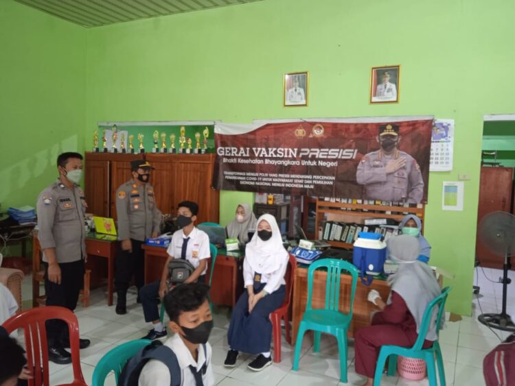 Kapolres Pesawaran AKBP Vero Aria Radmantyo memantau vaksinasi tahap pertama di SMPN 2 Pesawaran di Desa Hanura Kecamatan Teluk Pandan, Senin (4/10).