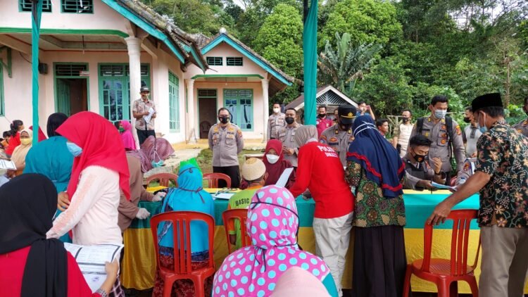 Polres Tanggamus kembali melaksanakan vaksinasi keliling terhadap warga dusun Way Kandis dan dusun Sindang Sari Pekon Kampung Baru Kecamatan Kota Agung Timur Kabupaten Tanggamus yang termasuk wilayah terisolir. RUSDI SENAVAL