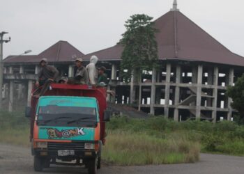 PEMBANGUNAN KOTA BARU. Kendaraan melintas di depan salah satu gedung yang mangkrak di kompleks Kotabaru Lampung Selatan, Senin (15/11). Pembangunan Kota Baru dimulai sejak 2010 tersebut di atas lahan sekitar 1.580 hektare. Lebih dari 300 hektare diperuntukkan lokasi bangunan gedung pemerintahan, seperti kantor Pemprov Lampung, markas kepolisian daerah, Kejaksaan Tinggi, dan berbagai instansi lainnya, sedangkan sisanya untuk keperluan umum dan komersial.
n LAMPUNG POST/SUKISNO