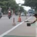 JALUR KHUSUS SEPEDA. Pekerja mengecat jalur khusus sepeda di Jalan Ryacudu jalur dua Korpri, Sukarame, Bandar Lampung, Senin (15/11). Pembuatan jalur khusus sepeda ini dalam rangka memfasilitasi pengguna sepeda serta untuk menjaga ketertiban dan keselamatan mereka saat berlalu lintas.
n LAMPUNG POST/SUKISNO