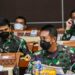 Kepala Staf TNI Angkatan Darat (Kasad) Jenderal TNI Andika Perkasa (tengah) saat rapat kerja dengan Komisi I DPR pada Rabu (1/9).ANTARA FOTO/Galih Pradipta