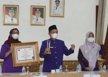 Sekda Bangka Andi Hudirman saat menerima penghargaan Top 45 Gerbang Lestari. Antara