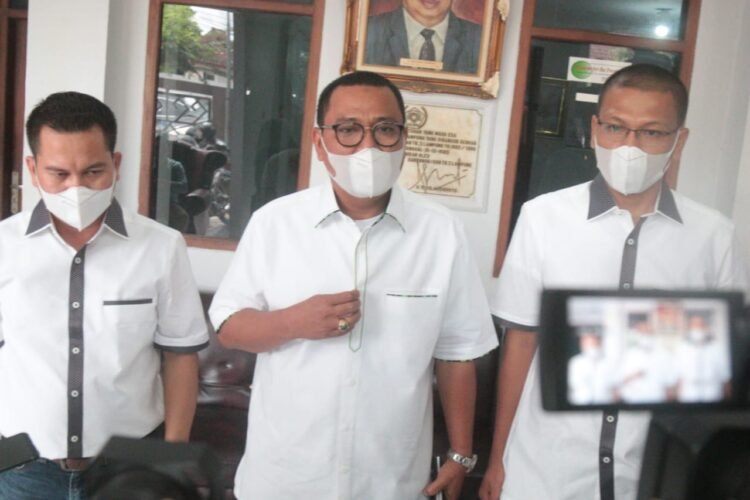Pemimpin Redaksi Harian Umum Lampung Post Iskandar Zulkarnain (tengah) bersama Wirahadikusumah (kanan) dan Andi Panjaitan (kiri). (dok. Lampost.co)