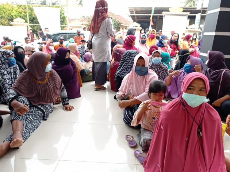 Lansia di Lamsel antusias vaksinasi di Balai Desa.Lampung Post/ Febi Herumanika