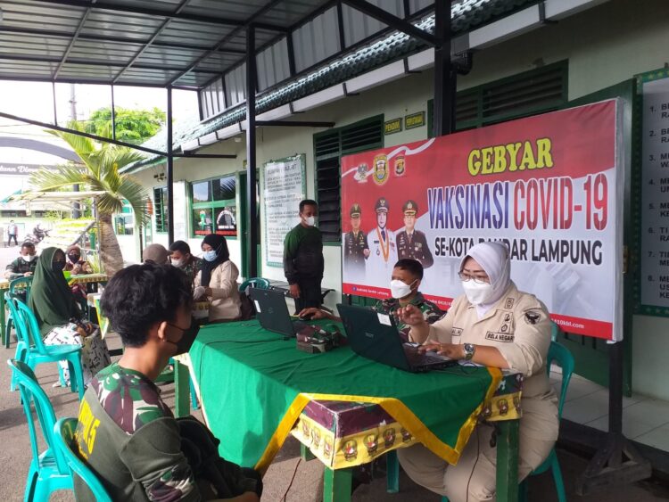 GEBYAR VAKSINASI COVID-19. Petugas kesehatan mendata masyarakat yang akan mengikuti Gebyar Vaksinasi Covid-19 se-Kota Bandar Lampung di Markas Kodim 0410/KBL, Jalan Imam Bonjol, Langkapura, Bandar Lampung, Selasa (23/11). Untuk membentuk kekebalan komunal (herd immunity), Satuan Kodim 0410/KBL terus menggelar pelayanan suntik vaksin Covid-19 bagi masyarakat.  LAMPUNG POST/ANDI APRIADI