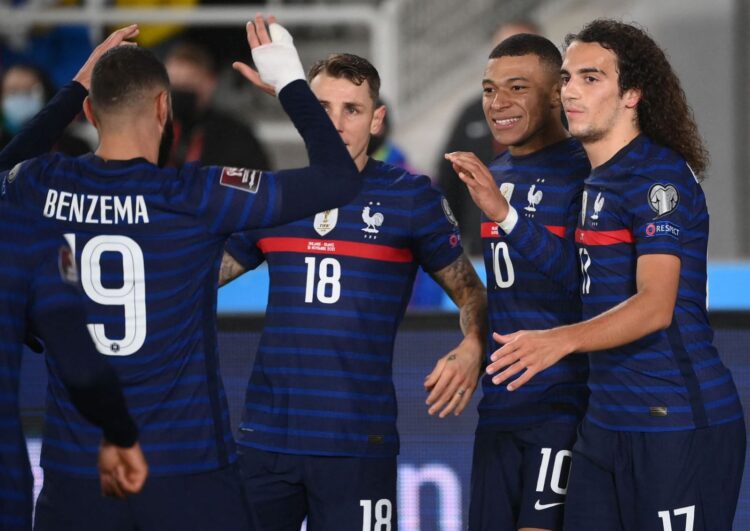 SELEBRASI PEMAIN. Para pemain Timnas Prancis melakukan selebrasi usai mencetak gol ke gawang Finlandia pada laga kualifikasi Piala Dunia. AFP/FRANCK FIFE