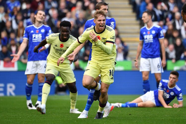 Selebrasi gelandang Arsenal, Emile Smith Rowe, usai membobol gawang Leicester City.
(AFP/JUSTIN TALLIS)