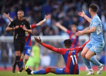 Bek Manchester City, Aymeric Laporte, mendapat kartu merah usai menjegal penyerang Crystal Palace, Wilfiried Zaha.
(AFP/OLI SCARFF)