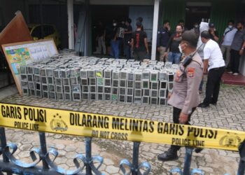 PENGGELEDAHAN BEKAS KANTOR YAYASAN ABDURRAHMAN BIN AUF DI LAMPUNG. Barang bukti yang berhasil diamankan Detasemen Khusus (Densus) 88 Antiteror Polri saat menggeledah bekas kantor Yayasan Abdurrahman bin Auf di Way Halim, Bandar Lampung, Lampung, Rabu (3/11). Tim Detasemen Khusus (Densus) 88 Antiteror Polri mengamankan tiga orang terduga pelaku di beberapa lokasi di Lampung beserta sejumlah barang bukti berupa delapan unit central processing unit (CPU) dan 791 kotak amal untuk proses penyelidikan.
LAMPUNG POST/ZAINUDDIN