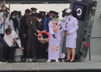 Wali Kota Bandar Lampung Eva Dwiana saat melakukan prosesi tabur bunga peringati Hari Pahlawan dari atas Kapal Angkatan Laut (KAL) Pohawang di sekitar perairan Pelabuhan Panjang Bandar Lampung, Rabu (10/11).
(ISTIMEWA)