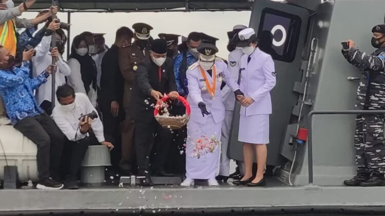 Wali Kota Bandar Lampung Eva Dwiana saat melakukan prosesi tabur bunga peringati Hari Pahlawan dari atas Kapal Angkatan Laut (KAL) Pohawang di sekitar perairan Pelabuhan Panjang Bandar Lampung, Rabu (10/11).
(ISTIMEWA)