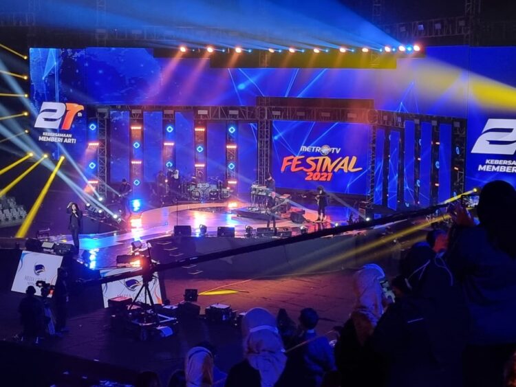 HUT KE-21 METRO TV. Vokalis Once Mekel dan Dewa-19 memeriahkan puncak acara HUT ke-21 Metro TV dengan tetap menerapkan prokes Covid-19 di Istora Senayan, Jakarta, Jumat (26/11) malam.
LAMPUNG POST/ISKANDAR ZULKARNAIN
