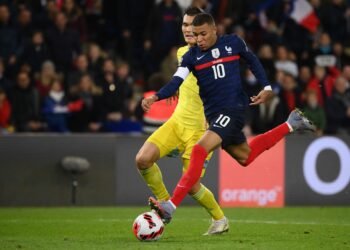 PRANCIS KALAHKAN KAZAKHSTAN 8-0. Pemain depan Prancis Kylian Mbappe (kanan) melepaskan tendangan yang berhasil mencetak gol keempatnya saat pertandingan sepak bola kualifikasi Piala Dunia 2022 antara Prancis dan Kazakhstan di Stadion Parc des Princes, Paris, Minggu (14/11). Prancis lolos ke putaran final Piala Dunia 2022 usai menghadang Kazakhstan 8-0 dalam pertandingan Grup D kualifikasi zona Eropa.
AFP/FRANCK FIFE