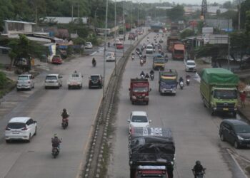 PEMBERLAKUAN PPKM LEVEL 3 SAAT NATARU. Suasana arus kendaraan ramai di jalan bypass Soekarno-Hatta Kali Balok, Sukarame, Bandar Lampung, Kamis (18/11). Pemerintah akan menerapkan pemberlakuan pembatasan kegiatan masyarakat (PPKM) level 3 saat libur Natal dan Tahun Baru, mulai 24 Desember 2021 hingga 2 Januari 2021.
(LAMPUNG POST/SUKISNO)
