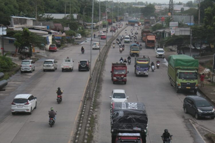 PEMBERLAKUAN PPKM LEVEL 3 SAAT NATARU. Suasana arus kendaraan ramai di jalan bypass Soekarno-Hatta Kali Balok, Sukarame, Bandar Lampung, Kamis (18/11). Pemerintah akan menerapkan pemberlakuan pembatasan kegiatan masyarakat (PPKM) level 3 saat libur Natal dan Tahun Baru, mulai 24 Desember 2021 hingga 2 Januari 2021.
(LAMPUNG POST/SUKISNO)