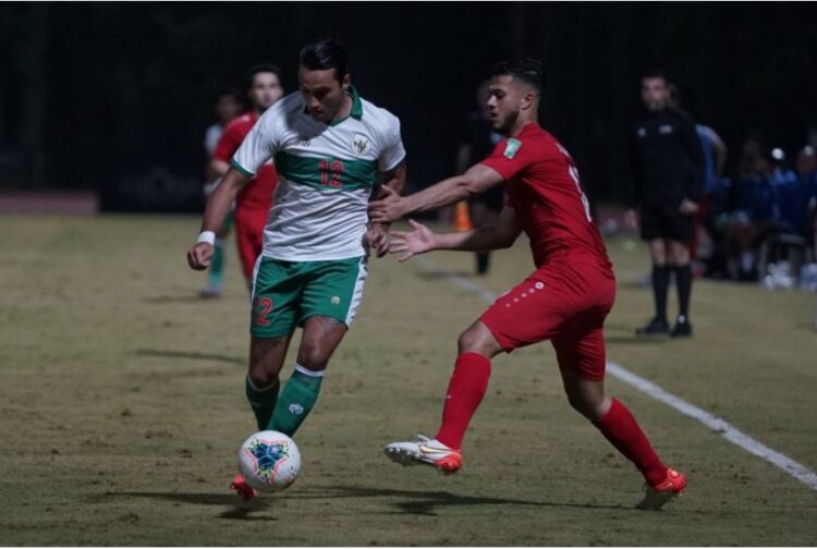LAGA PERSAHABATAN
Penyerang timnas Indonesia Ezra Walian (kiri) dalam laga persahabatan melawan Afghanistan.
Antara/Michael Siahaan