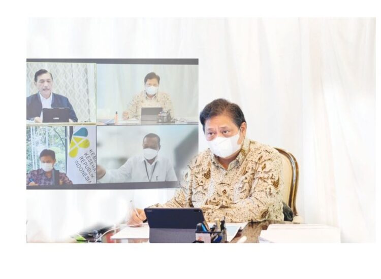 EVALUASI PPKM. Menteri Koordinator Bidang Perekonomian Airlangga Hartarto saat Konferensi Pers Ratas Evaluasi PPKM, Senin (8/11). Evaluasi penerapan Pemberlakuan Pembatasan Kegiatan Masyarakat (PPKM) pada wilayah Jawa-Bali dan Luar Jawa-Bali dilakukan kembali pada minggu ini. Kondisi pandemi sudah sangat membaik jika dibandingkan dengan puncaknya pada Juli 2021.
(ISTIMEWA)